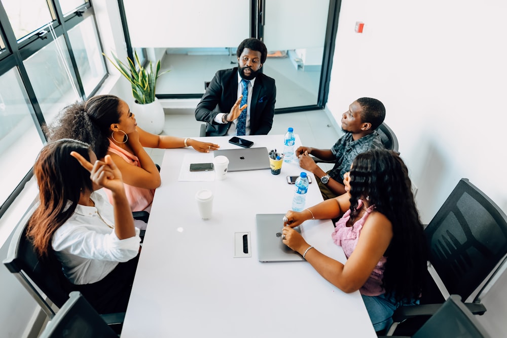 Liderança em conversa com equipe sobre performance sustentável e desenvolvimento humano