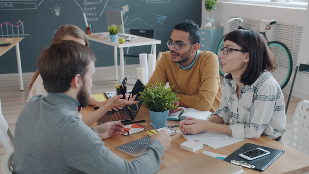 Equipe reunida em conversa leve sobre colaboração e cultura organizacional