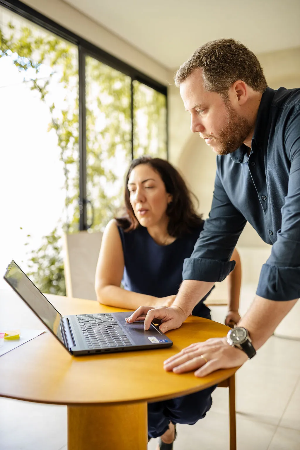 Equipe NAGA em uma conversa de trabalho diante de um notebook